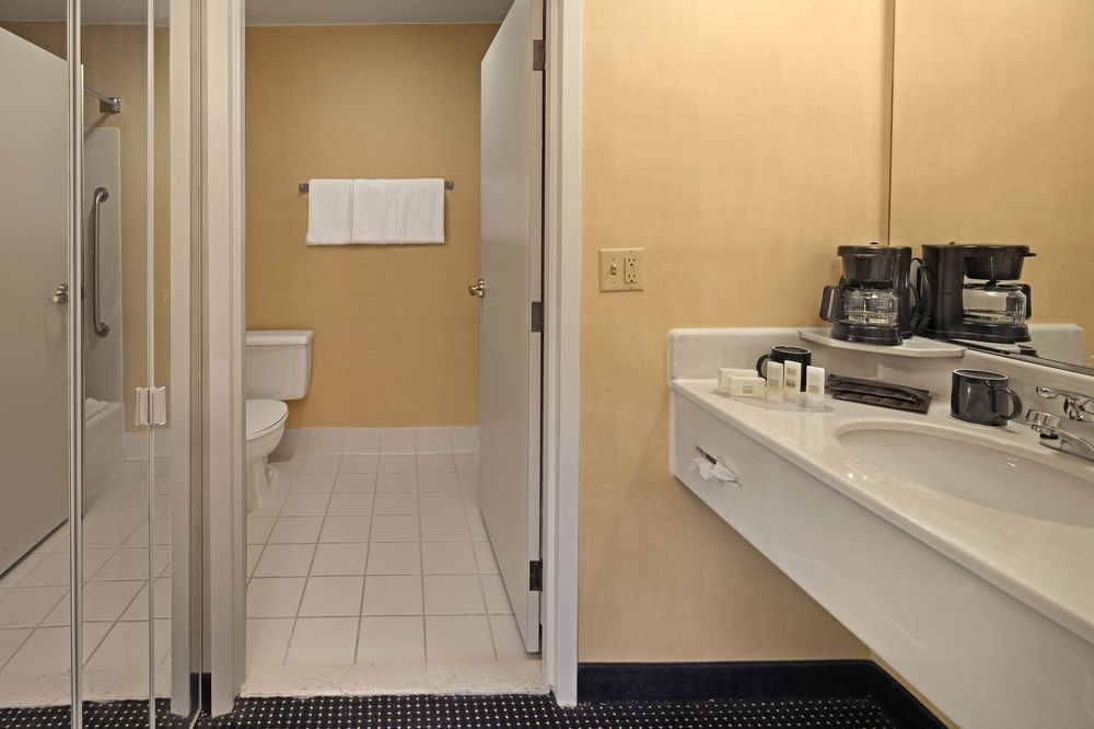 Courtyard By Marriott Norwich Hotel Стая снимка
