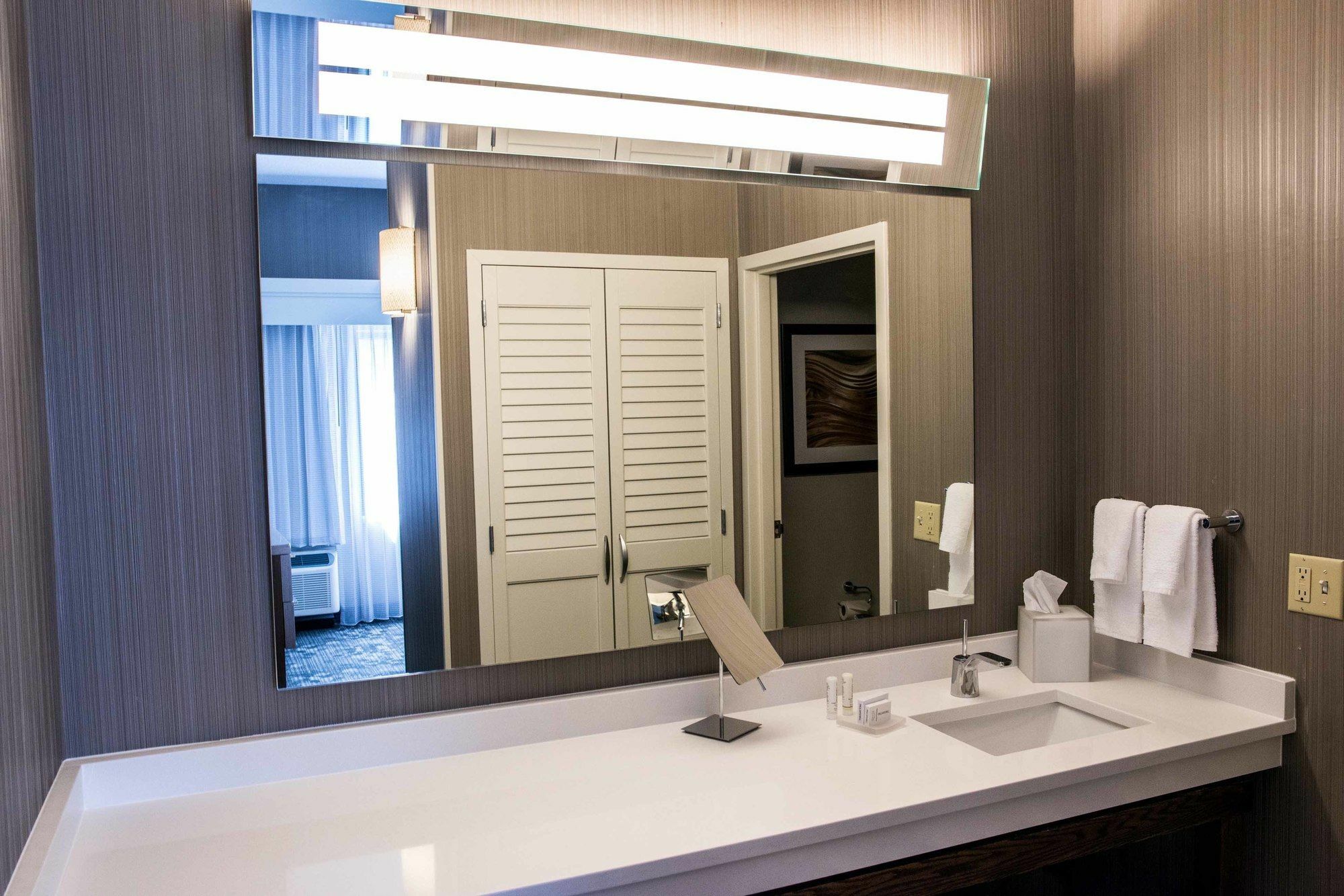 Courtyard By Marriott Norwich Hotel Екстериор снимка